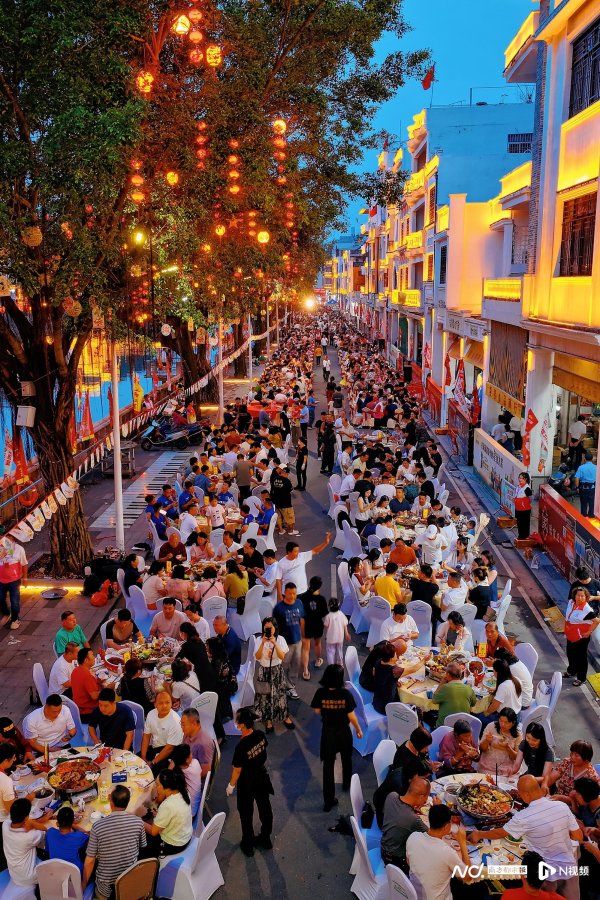 51配资网 2000人集体干饭名场面！阳江龙舟宴香飘十里点燃端午热