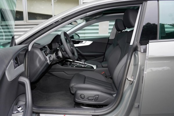 创盈中心 奥迪A5 2025款两种配置，你会怎么选？